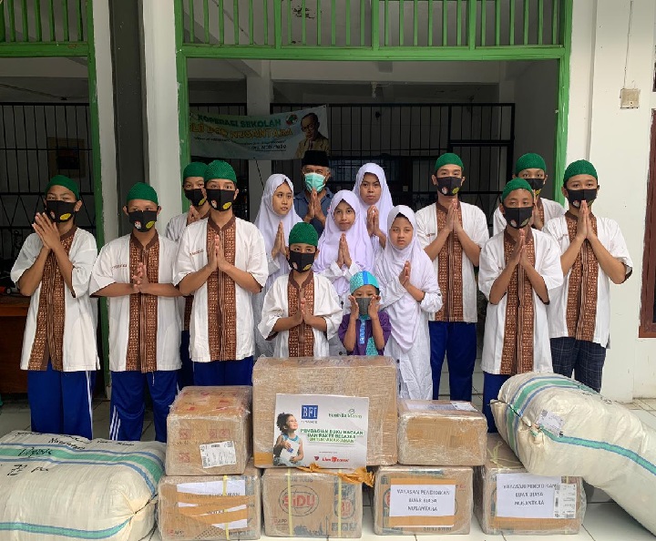 Gerakan 1000 Buku dan Alat Tulis BFI Finance 2